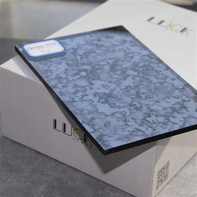 Antiikne suitsuklaasist peegel